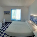 La Nave Hotel *