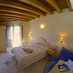 La Nave Hotel