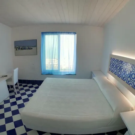 La Nave Hotel *
